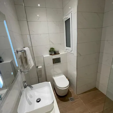 Agora Luxury 5 *